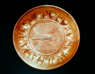 Assiette gravée avec aigle aux ailes déployées